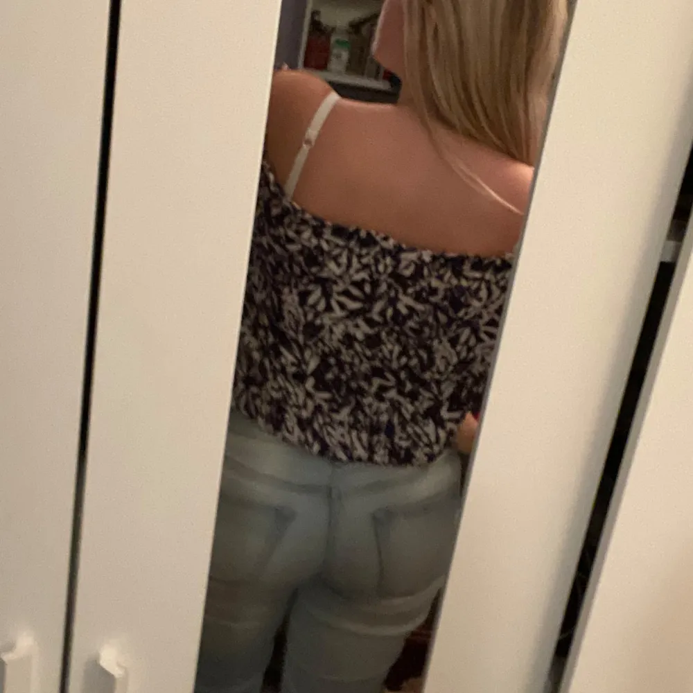 Säljer en snygg offshoulder topp med ett mönster i lila och vitt. Perfekt för både vardag och fest! Toppen har långa ärmar och en avslappnad passform. Den är superbekväm och lätt att matcha med jeans eller kjol. Köparen står för frakten💕. Toppar.