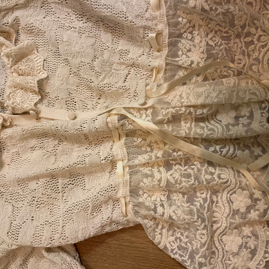 Beige super söt spets topp/blus från zara - 92