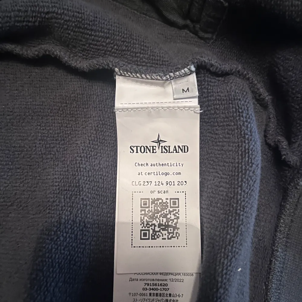 Säljer en snygg grå hoodie från Stone Island i mycket bra skick. Den har en dragkedja framtill och en klassisk logga på ärmen. Perfekt för höst och vår, och den är superbekväm att ha på sig. Passar både till vardags och chillkvällar. Vet ej om den e äkta, köpt här på plick men annars en bra k0pi@. Tröjor & Koftor.