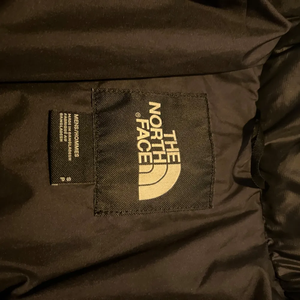 Säljer en svart pufferjacka från The North Face i bra skick. Säljer den då jag inte använder den längre och bara samlar damm. Väldigt skön varm jacka. Perfekt till vintern nu. Nypris 2700kr. Vid frågor är det bara att skriva. Priset är ej hugget i sten  . Jackor.