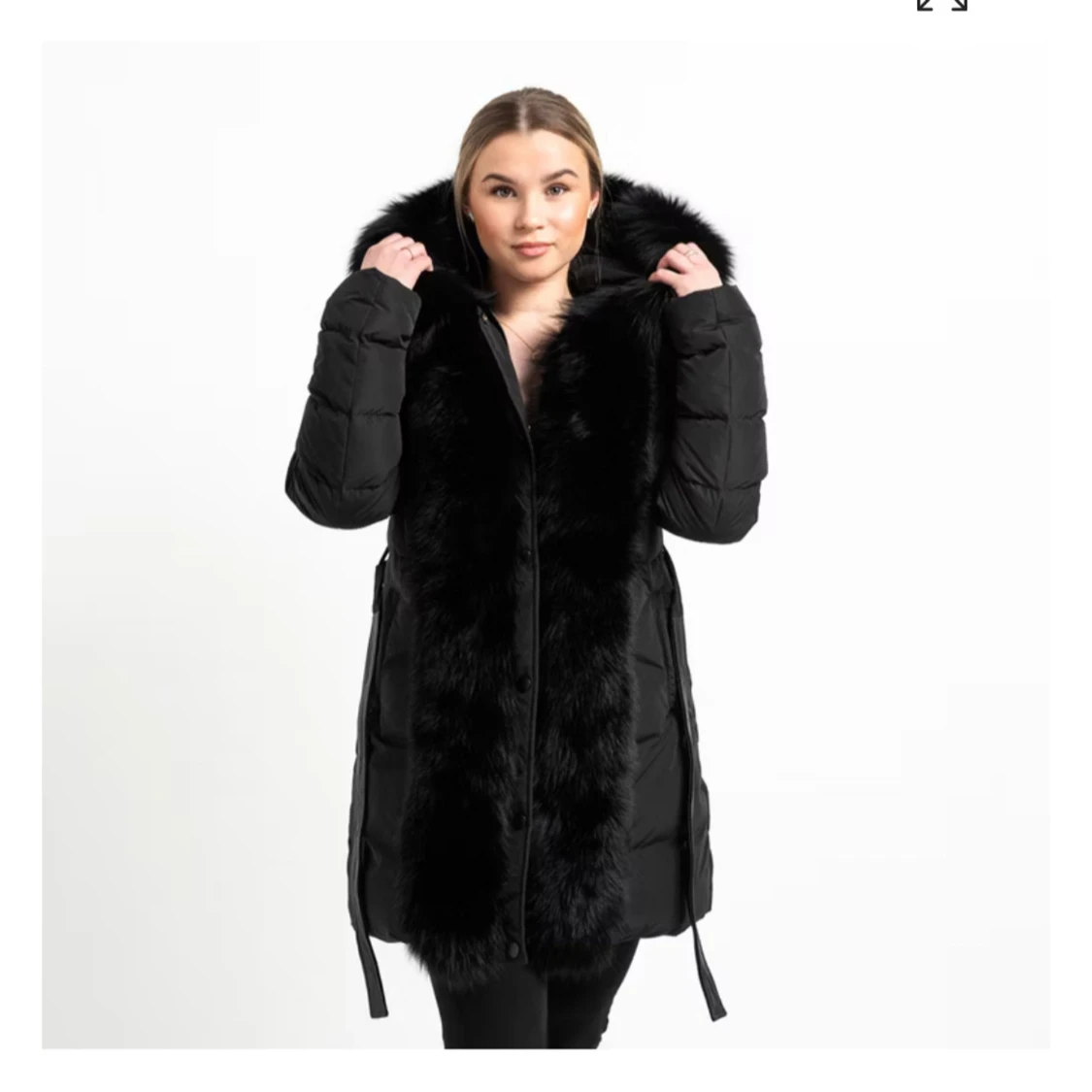 Svart dunjacka med pälsdetaljer - 2