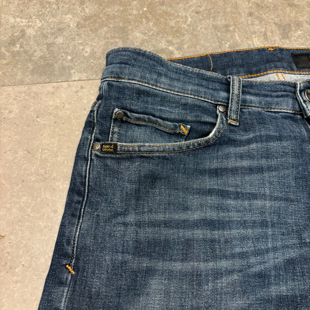 Säljer ett par snygga blå jeans från Tiger of sweden i väldigt bra skick. Slim fit. Nypris ca 1600. Hör av dig för fler bilder eller funderingar! Storlek 30/32. Jeans & Byxor.