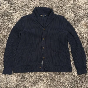 Ralph lauren cardigan  - Säljer denna feta stickade Ralph Laurent cardiganen | storlek S, men sitter lite som M | Hör av er vid minsta lilla fråga:)