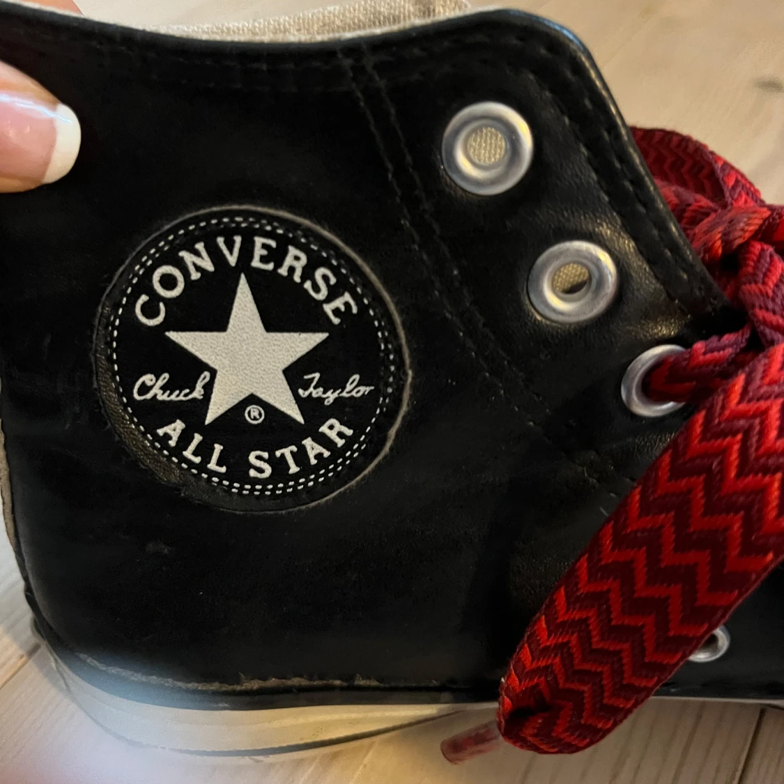 Svarta läderconerse med coola snören - 92