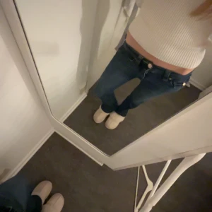 Mörkblå jeans med broderade fickor - säljer mina as snygga jeans från true religion som tyvärr blivit försmå. lågmidjade boutcut. dom är andvända 3-4 gånger och är som nya❤️