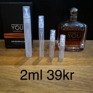 Emporio Armani Stronger With You Intensely edp  - Säljer Emporio Armani Stronger With You Intensely, en herrparfym med doftnoter av vanilj, sötma, amber och kanel. Flaskan är elegant med en rundad kork och rymmer en varm, kryddig doft som är både pudrig och aromatisk. Perfekt för den som vill ha en varm, kryddig och långvarig doftupplevelse. Detta är en tjejmagnet ! Priset står för 2ml. FINNS I 2,3,5,10ML KOLLA PROFILEN FÖR ANDRA STORLEKAR ! 2ml 39kr | 3ml 49kr | 5ml 69kr | 10ml 119kr | 