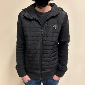 J.lindeberg cardigan - Säljer denna riktigt feta j.linderberg cardigan i färgen svart och stl S. Den är i riktigt bra skick! Inga tecken på användning. Modellen på bilden är 172cm. 