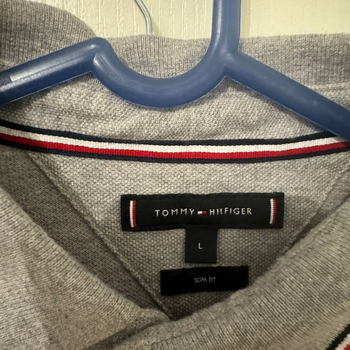 Grå pikétröja från Tommy Hilfiger - 90