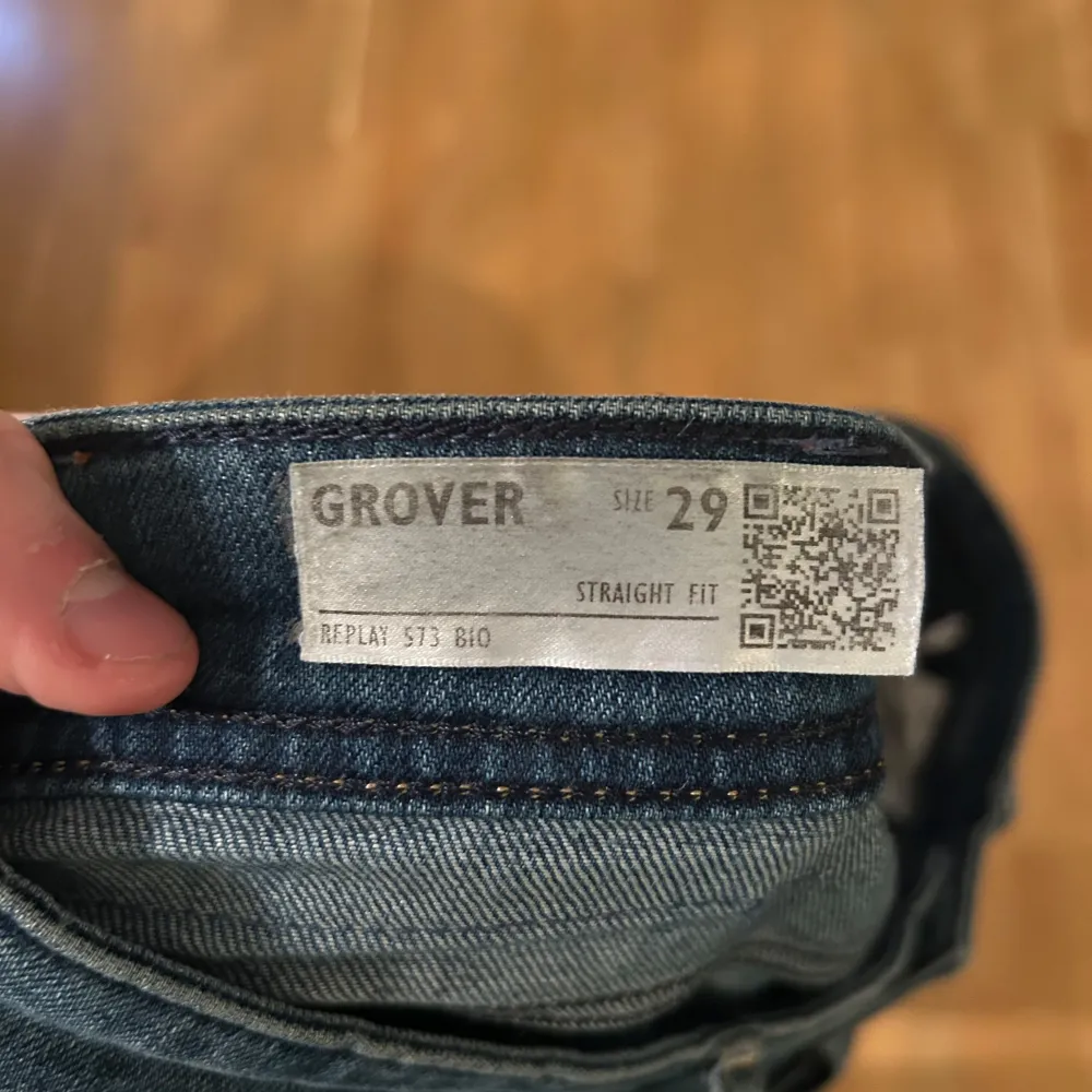 Säljer ett par snygga blå jeans från Replay i modellen Grover. De har en straight fit och är i mycket bra skick. Perfekta för vardagsbruk med klassisk design och bekväm passform. Passar till det mesta i garderoben!. Jeans & Byxor.