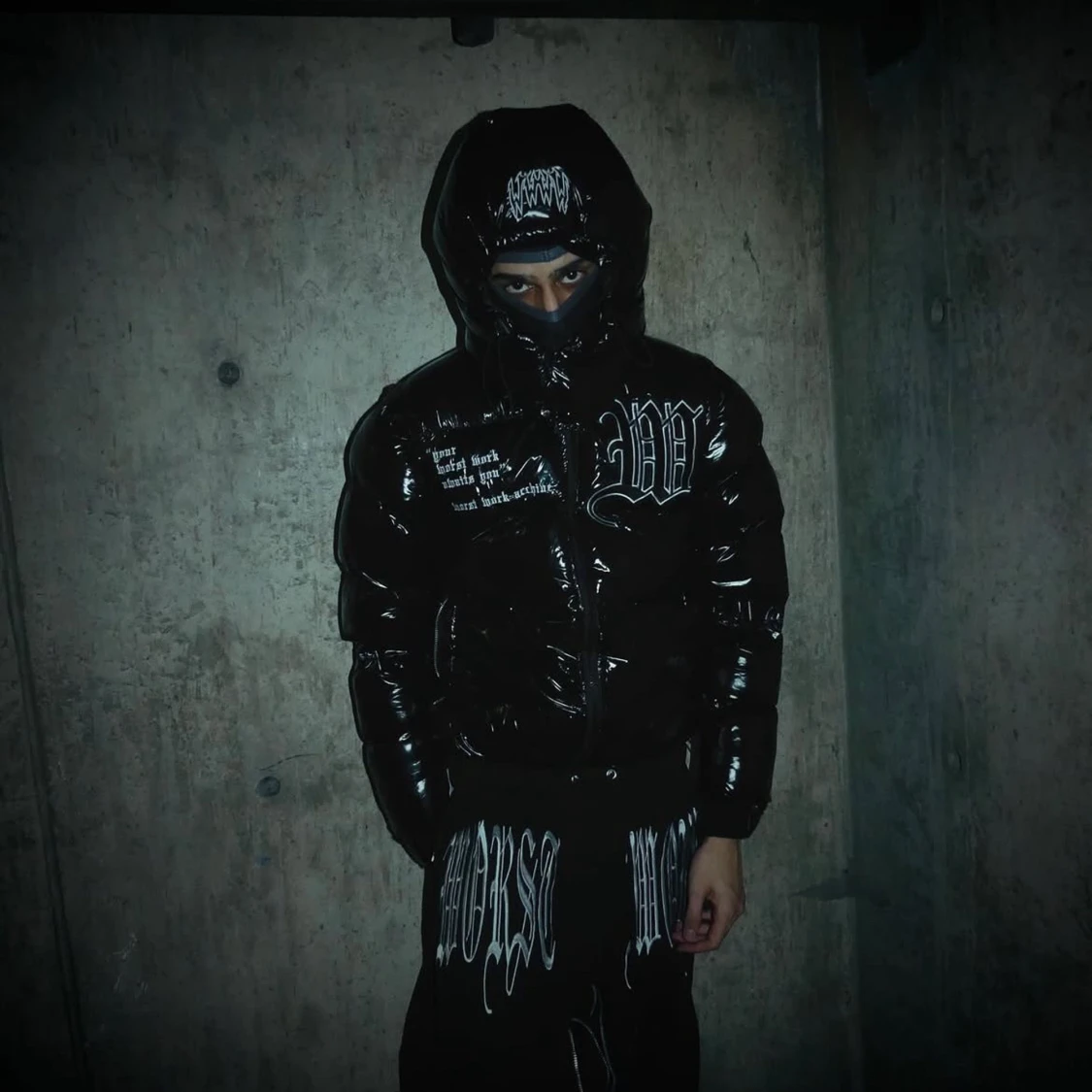 Svart glansig pufferjacka