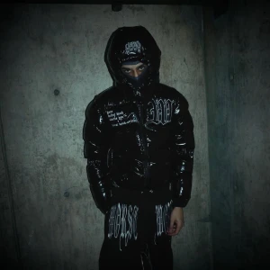 Svart glansig pufferjacka - Säljer min worst work jacka som man kan ta av ärmarna och luvan på om man vill och är en perfekt vinterjacka 