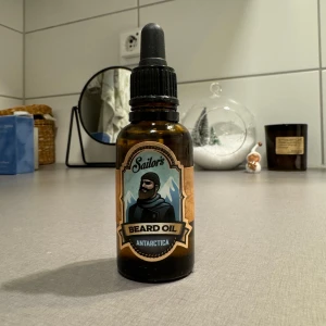 Skäggolja från Sailor's - Säljer en flaska skäggolja från Sailor's med doften Antarctica. Flaskan är brun med en pipett för enkel applicering. Perfekt för att hålla skägget mjukt och väldoftande. Innehåller naturliga ingredienser och kommer i en 30 ml flaska. Perfekt för daglig användning!