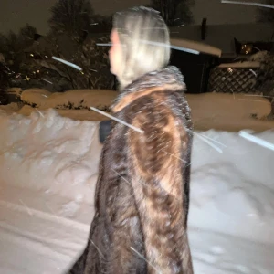 Brun pälsjacka - Säljer en superfin brun pälsjacka som är perfekt för vintern. Den är lång och har långa ärmar, vilket gör den riktigt varm och mysig. Perfekt för kalla dagar när du vill hålla stilen. 🐻