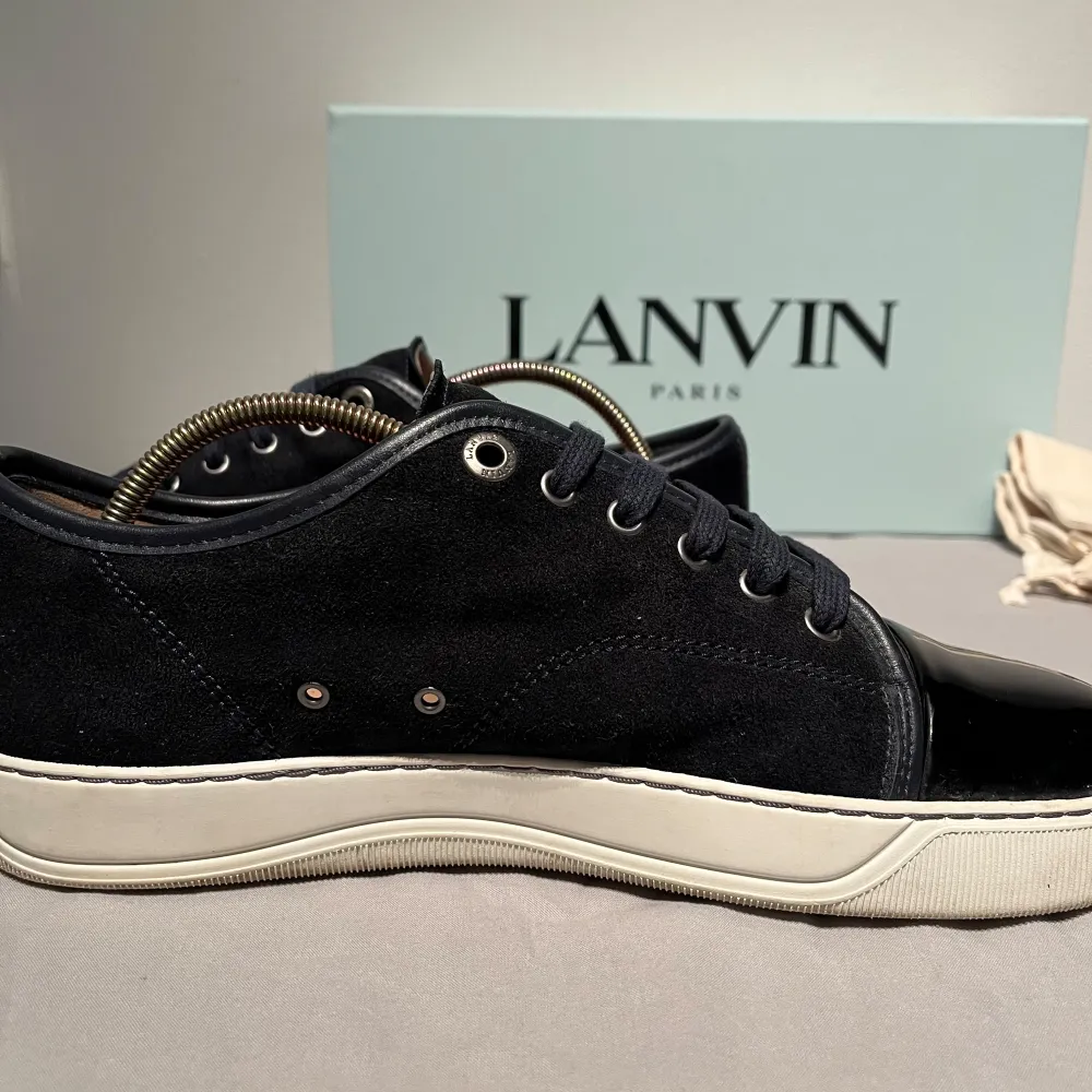 Mycket stilrena och klassiska skor från Lanvin. Skorna är i mycket bra skick, 8/10. Nypriset på CareOfCarl där dessa köptes är 4999 kr och kvitto och tackkort från CareOfCarl finns! Mycket fina skor med bra kvalité. Storlek är UK6 men passar EU42. Hör av er vid minsta fundering!🙌🏻. Skor.