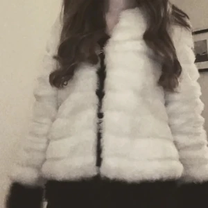 Vit pälsjacka - Säljer en superfin vit pälsjacka. Den är perfekt för vintern och har en mysig, fluffig känsla. Jackan har medellånga armar. Den är i mycket bra skick och passar perfekt till både vardag och fest. 💗