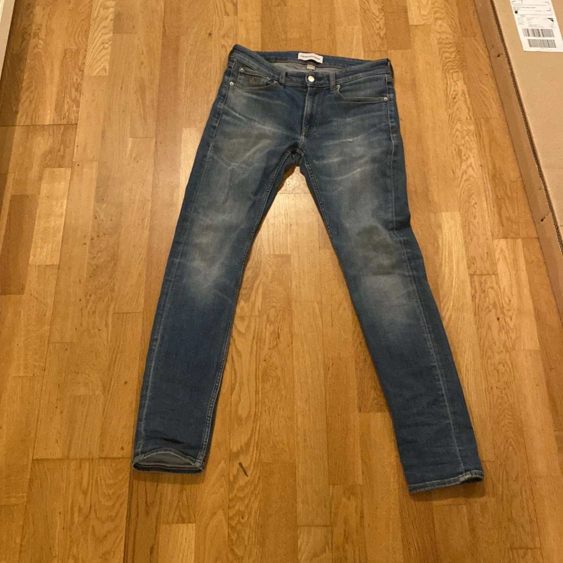 Calvin clein jeans med slitningar