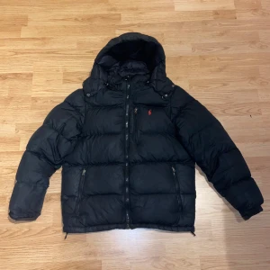 Ralph lauren jacka  - Väldigt eftertraktade svart Ralph lauren jacka i bra skick, finns flaws. Storlek M. Tveka inte att kontakta vid minsta lilla fundering.