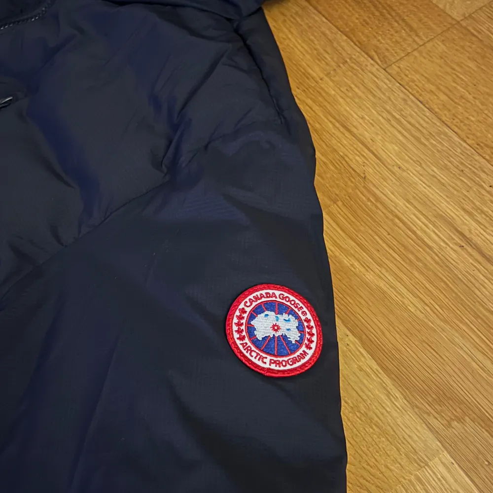 Säljer en svart dunjacka från Canada Goose i modellen lodge hoody i mycket bra skick 9/10.          Nypris ligger runt 8-9 tusen. Hör av er vid frågor eller intresse så löser vi något bra!. Jackor.