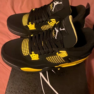 Svarta och gula Nike Air Jordans - Säljer ett par snygga Nike Air Jordans i svart och gult. Skorna har en cool design med snörning och är i nytt skick. Perfekta för både vardag och fest! 🖤💛