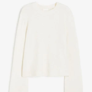 Vit stickad tröja - Säljer en supermysig vit stickad tröja med långa ärmar från H&M. SLUTSÅLD på hemsidan. Använd 2 ggr, storlek S