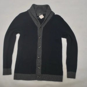 Stickad Ull Cardigan - En riktigt snygg cardigan i stickad ull. Aldrig använd och inga noppror, 10/10 skick. Hör av er vid frågor. DM innan köp!