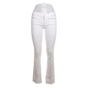 Vita bootcut jeans - Säljer ett par snygga vita bootcut jeans i mycket bra skick. De är lågmidjade och är från 7 for all mankind i storlek 26❤️