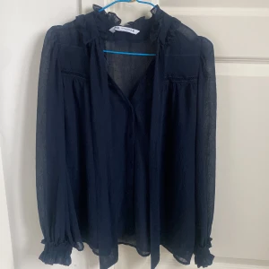 Zara blus  - En så fin blus! Den är mörkblå och det är en blus som man kan se igenom! Det finns inga defekter alls, och är som helt ny!!!