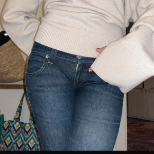 Blå jeansbyxor - Säljer ett par snygga blå jeansbyxor i mycket bra skick. De har en klassisk femficksdesign och en bekväm passform. Perfekta för både vardag och fest. Dom är lågmidjade och bootcut!