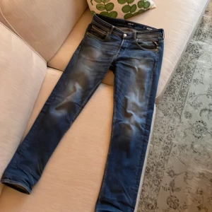 Replay jeans - Säljer ett par snygga blå jeans från Replay, modell Grover. De har en klassisk femficksdesign med snygga detaljer och en bekväm passform. Perfekta för både vardag och fest! 🎊          -Pris ej hugget i sten. 