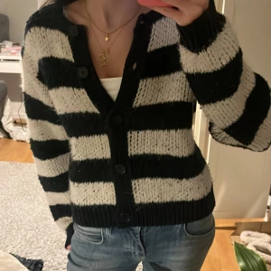 Randig kofta i blå och vit - Mysig kofta i jättefint skick!