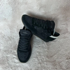 Phillippe model trpz - Säljer ett par riktigt fräscha Philippe model i modellen trpz. De är i ett bra skick och är svarta. Dessa trpz är i storlek 42👍