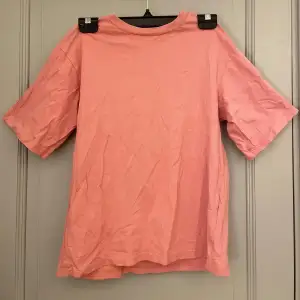 Säljer en basic rosa t-shirt från Lager 157 i storlek XS. Den kan dock passa er som också har storlek S då den är stor i storleken. Perfekt som ett basplagg i garderoben. Kortärmad och superbekväm!🫶🏼🫶🏼🫶🏼