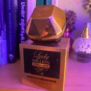 Säljer en lyxig Lady Million Fabulous parfym från Paco Rabanne. Flaskan är i en cool, geometrisk form med en gyllene färg som verkligen sticker ut. Den rymmer 30 ml av en intensiv doft som är perfekt för speciella tillfällen. Kommer i en snygg förpackning som matchar flaskans glamorösa stil. Perfekt för dig som vill känna dig fabulous! ✨