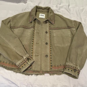  jeansjacka från Zara - Säljer nu denna zara jacka då den inte kommer till användning.