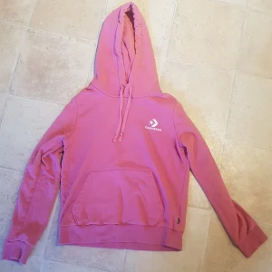 Converse huvtröja - Strl S. Dimrosa. I använt skick. Inga hål. Har katt&hund. Nytvättad.