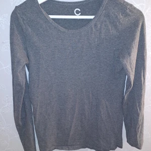 Grå långärmad tröja - Säljer en enkel och stilren grå långärmad tröja från cubus. Tillverkad i mjuk ekologisk bomull, perfekt för vardagsbruk. Tröjan har en normal passform och rund halsringning. Perfekt basplagg för alla säsonger!🩷