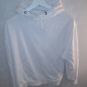 Vit hoodie från 157 - Säljer en supermjuk och bekväm vit hoodie från 157 i storlek S. Perfekt för kyliga dagar med sin mysiga huva och långa ärmar. Den har en klassisk design med dragsko vid huvan. Passar perfekt till vardags eller en avslappnad dag hemma. 🧡