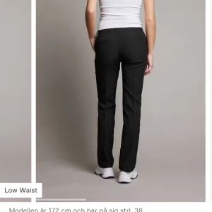 Svarta lågmidjade byxor kostymbyxor  - Säljer ett par stilrena svarta lågmidjade byxor i normal passform. Perfekta för både vardag och fest, om du vill ha mer bilder på dom bara och fråga! jag säljer dom för jag har två par, kostymbyxor  storlek 36
