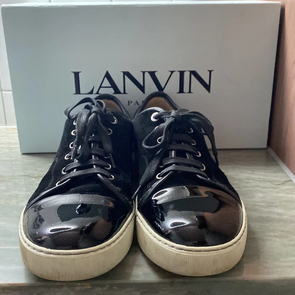 Säljer ett par stilrena svarta sneakers från Lanvin. Storlek 42-43/UK 8. Inga skador på skorna, box och extra sko snören följer med. Skriv för fler frågor!. Skor.