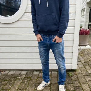 Replay jeans - Ett par feta replay jeans med en grymt snygg tvätt❗️| Jeansmodell: Anbass- Slimfit 👖| modell: 184 cm | Hör av er vid mer frågor 🦦| StockholmWRDB 