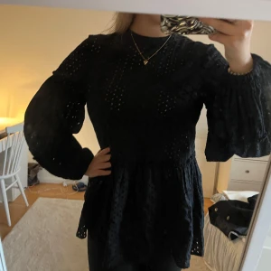 Svart blus med broderade detaljer - Säljer en superfin svart blus med broderade detaljer. Den har långa puffiga ärmar och en lös längre passform.  🖤