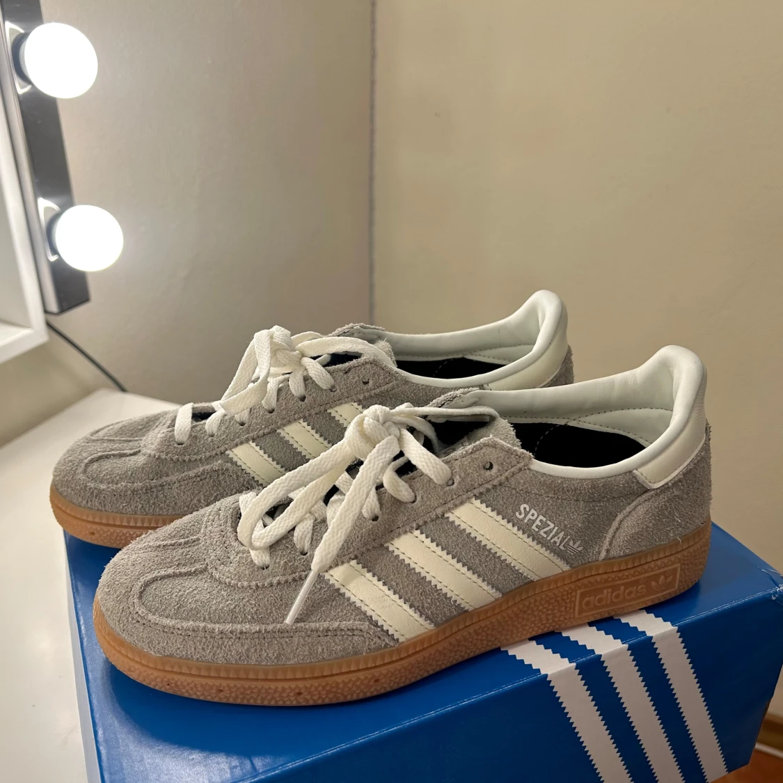 Grå Adidas Spezial sneakers