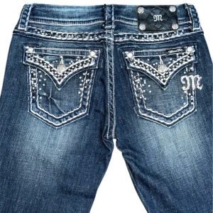 Miss Me Jeans - Snygga Miss Me Jeans med glittrande stenar i storlek 26