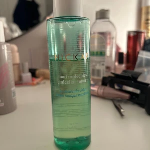 Mad Molecules Micellar Toner - Fräsch micellär toner från HICKAP i en stilren grön flaska. Perfekt för att rengöra och återfukta huden. Passar alla hudtyper och lämnar en uppfriskande känsla. använd några gånger men endast på bomullspad kommer ej till användning
