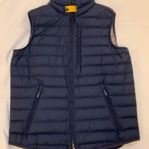 Mörkblå dunväst från Parajumpers - Säljer en snygg och varm mörkblå dunväst från Parajumpers. 