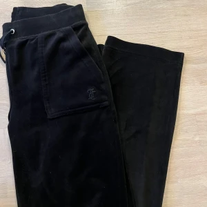 juicy couture byxor - säljer mina juicy coutur velour byxor då de inte kommer till användning längre!