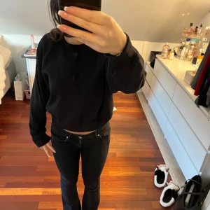 Svart sweatshirt - Säljer då den inte kommit till användning, den är lite kortare av sig vid magen💕