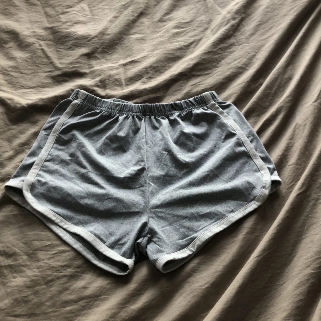 Grå shorts med vit kant - 90