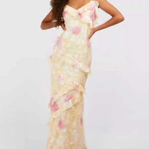 Volang klänning  - Super snygg volang klänning ifrån boohoo! Säljer då den inte passar mig i storleken. Den har aldrig blivit använd och har fortfarande prislappen kvar ❤️