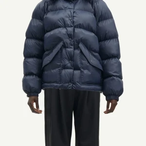 Mörkblå pufferjacka - Säljer en vinterjacka från samsøe som inte är använd och är helt ny! Storleken är xs men den är rätt stor i storlek så passar för dem som brukar ha s!